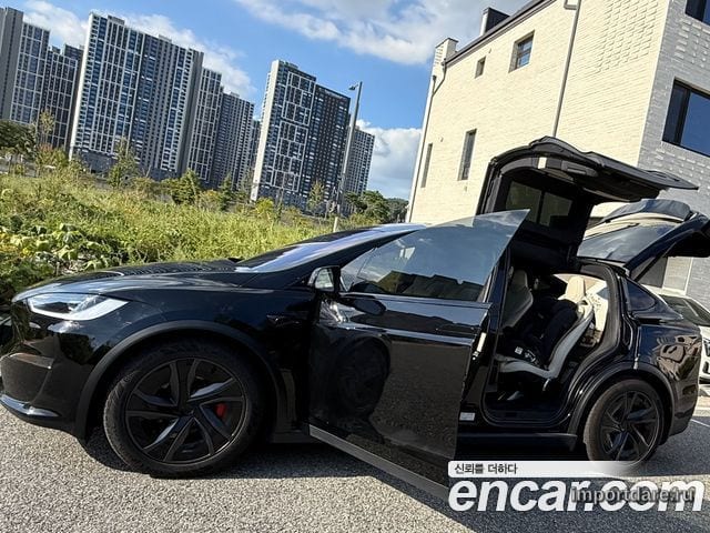 Tesla Model X спереди