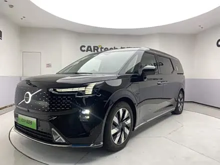 VOLVO EM90 2025