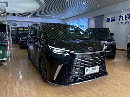 LEXUS LM 2023