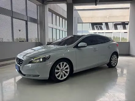 VOLVO V40 2015