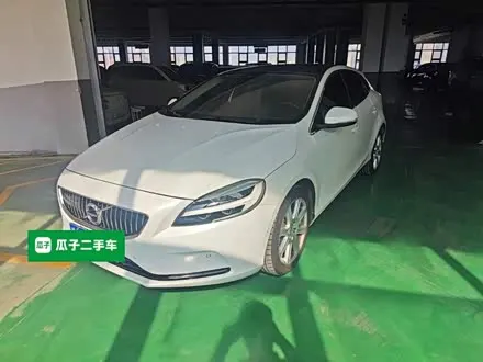 VOLVO V40 2017