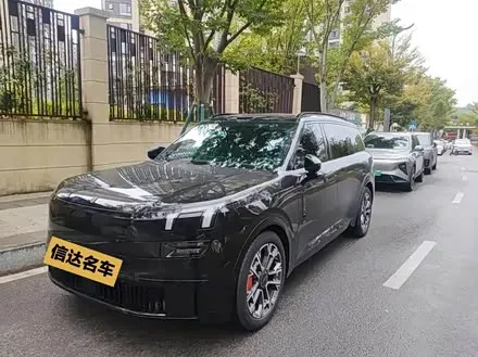 LYNK & CO 900 2025