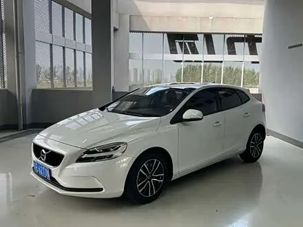 VOLVO V40 2018