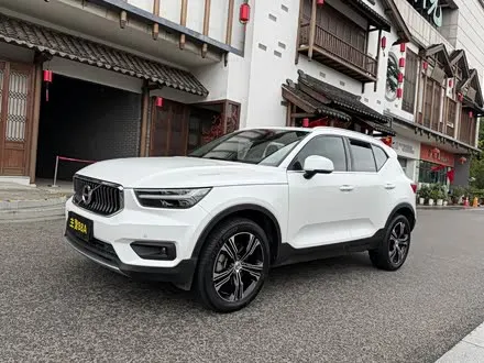VOLVO XC40 2021