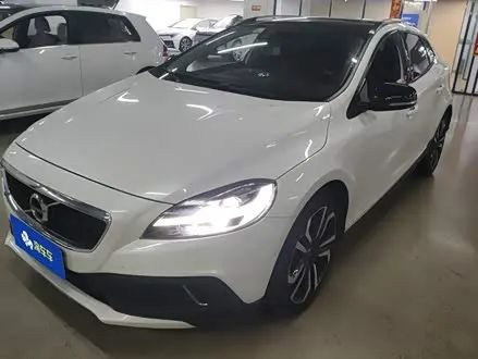 VOLVO V40 2018
