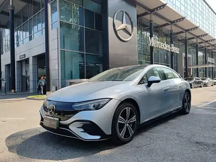 MERCEDES-BENZ EQE 2025