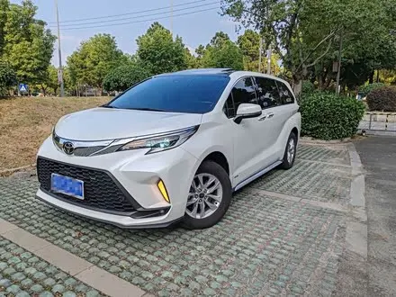 TOYOTA GRANVIA 2024