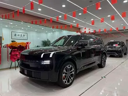 LYNK & CO 900 2025
