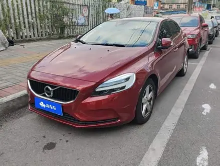 VOLVO V40 2018