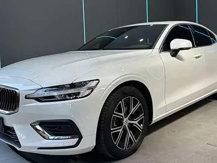 VOLVO S60 2025