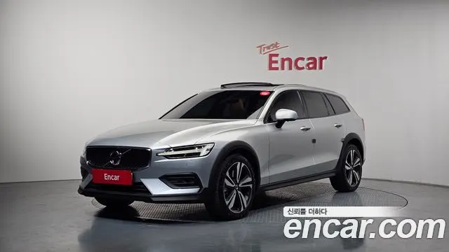 VOLVO V60 CROSS COUNTRY 2021 — 55 614 км, серебристый, Корея — под ключ — фото 1
