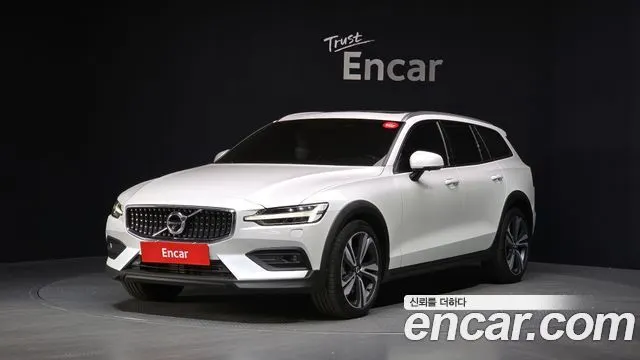 VOLVO V60 CROSS COUNTRY 2020 — 76 176 км, белый, Корея — под ключ — фото 1