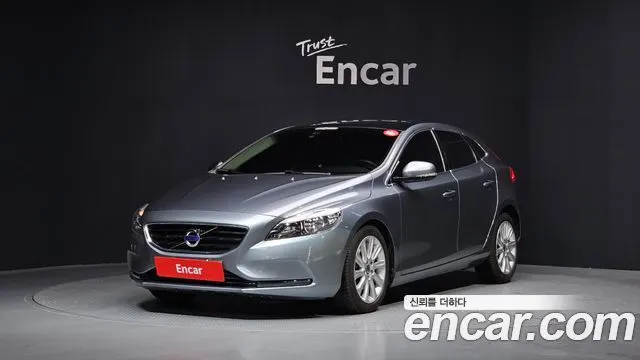 VOLVO V40 2015