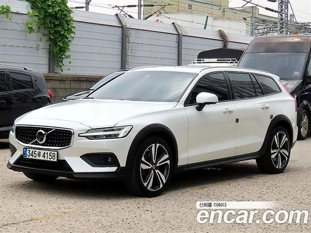 VOLVO V60 CROSS COUNTRY 2021 — 36 173 км, белый, Корея — под ключ — фото 2