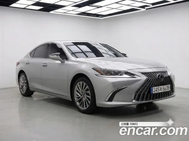 LEXUS ES300H 2026 — 12 960 км, серебристо-серый, Корея — под ключ — фото 1