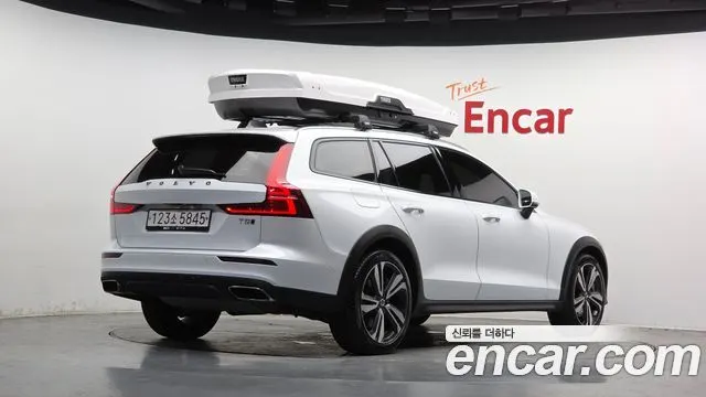 VOLVO V60 CROSS COUNTRY 2020 — 94 150 км, белый, Корея — под ключ — фото 1