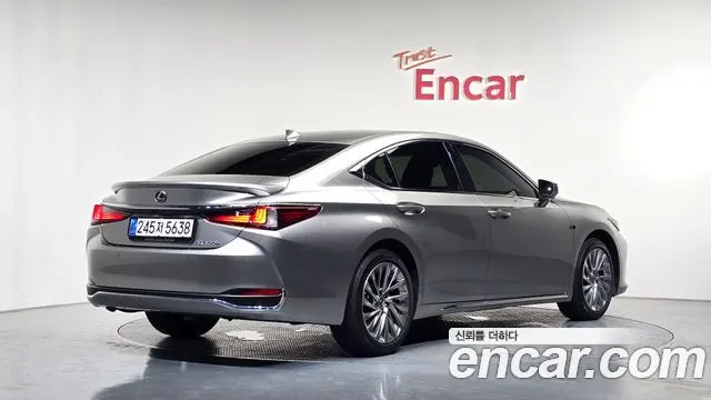 LEXUS ES300H 2026 — 12 983 км, серебристо-серый, Корея — под ключ — фото 1