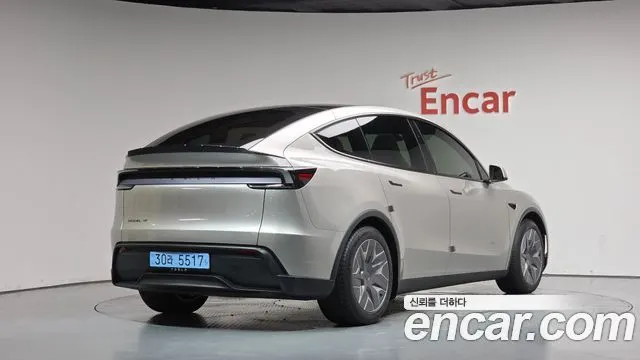 TESLA MODEL Y 2026 — 3 117 км, серебристо-серый, Корея — под ключ — фото 1