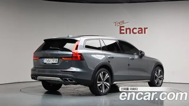 VOLVO V60 CROSS COUNTRY 2021 — 77 065 км, серый, Корея — под ключ — фото 1