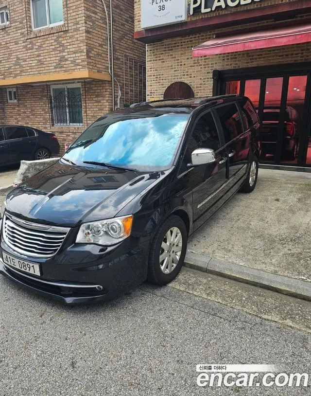 CHRYSLER GRAND VOYAGER 2015 — 178 050 км, чёрный, Корея — под ключ — фото 1