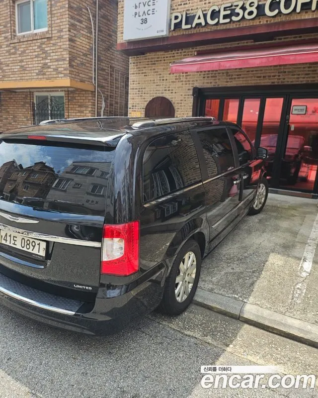 CHRYSLER GRAND VOYAGER 2015 — 178 050 км, чёрный, Корея — под ключ — фото 2