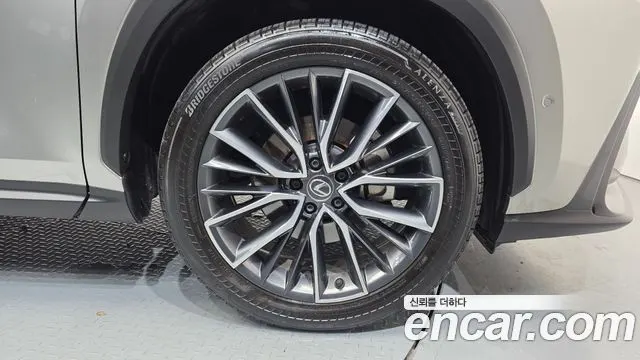 LEXUS NX350H 2024 — 30 391 км, серебристо-серый, Корея — под ключ — фото 5