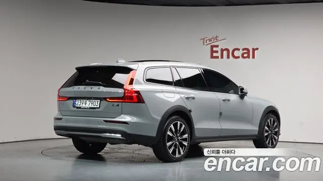 VOLVO V60 CROSS COUNTRY 2025 — 26 005 км, серебристо-серый, Корея — под ключ — фото 1