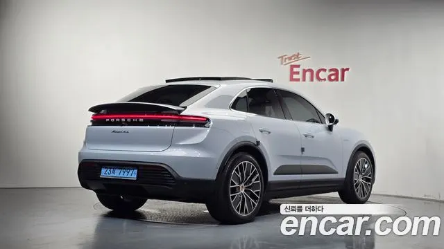PORSCHE MACAN 2025 — 5 493 км, серебристо-серый, Корея — под ключ — фото 1