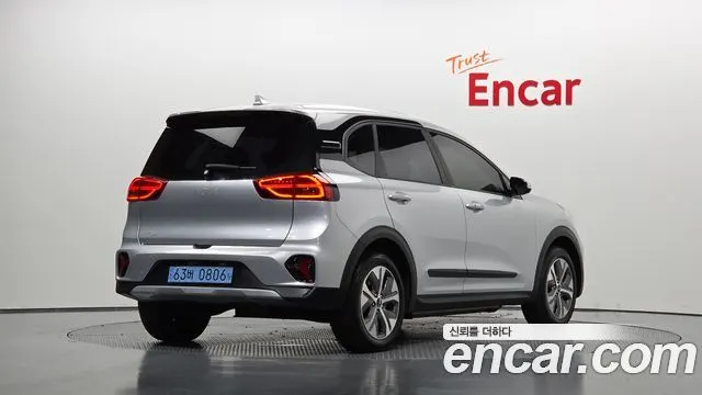 KIA NIRO PLUS 2023 — 99 664 км, серебристый, Корея — под ключ — фото 1