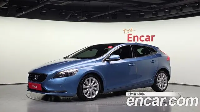 VOLVO V40 2015