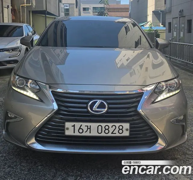 LEXUS ES300H 2016 — 95 407 км, серебристый, Корея — под ключ — фото 1