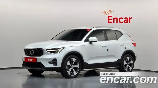 VOLVO XC40 2023