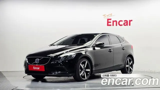 VOLVO V40 2016