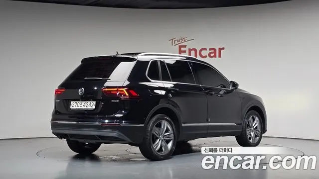 VOLKSWAGEN TIGUAN 2018 — 78 352 км, чёрный, Корея — под ключ — фото 1
