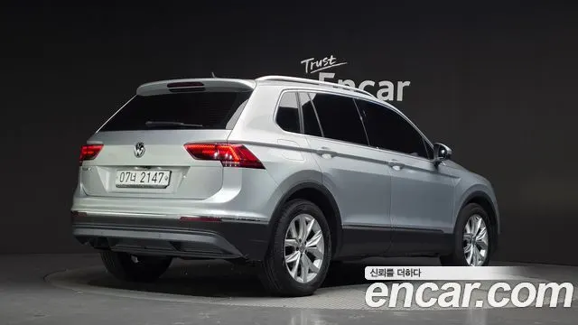 VOLKSWAGEN TIGUAN 2018 — 205 549 км, серебристый, Корея — под ключ — фото 2